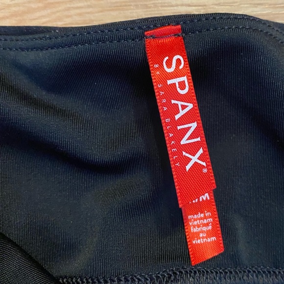 SPANX faux leather leggings size medium - Picture 4 of 4
